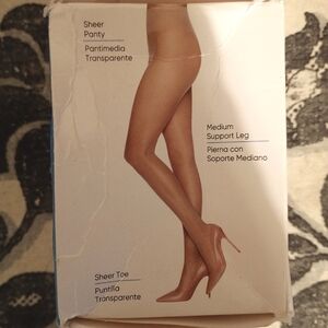 031 Leggs Nude Color Pantyhose / Nylons NIB Sz. Small
